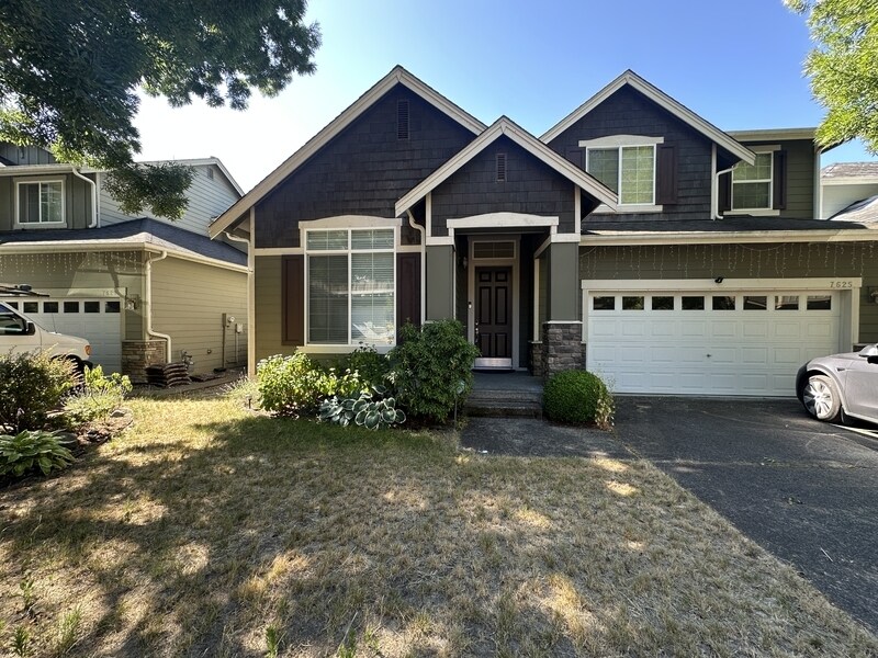 7625 NE 201st Pl in Kenmore, WA - Building Photo