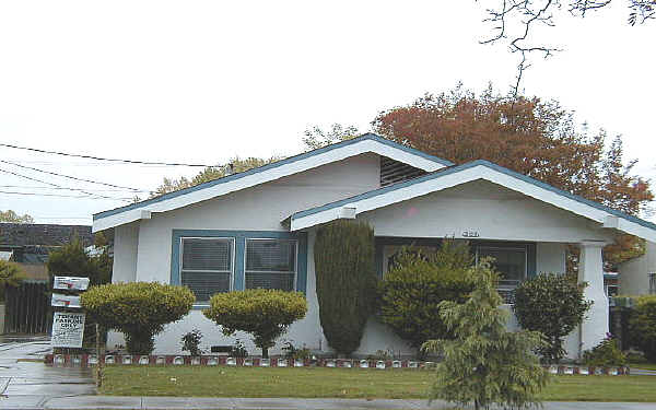 303 E Oak St in Lodi, CA - Building Photo