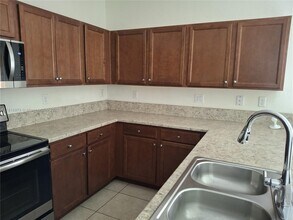 9320 W 33rd Ln in Hialeah, FL - Foto de edificio - Building Photo