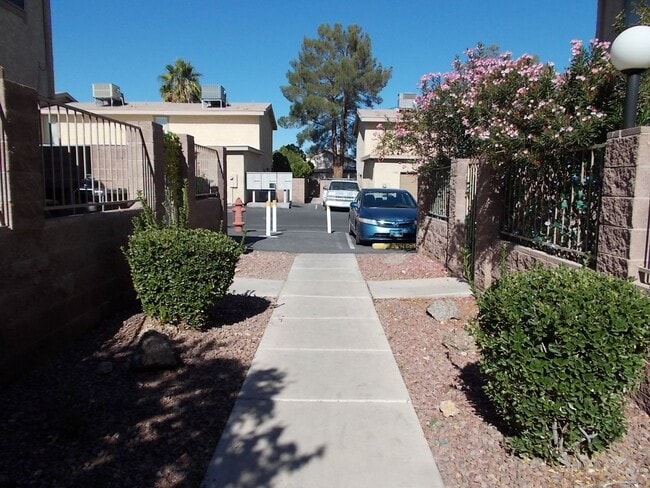 6465 Big Pine Way in Las Vegas, NV - Building Photo - Building Photo