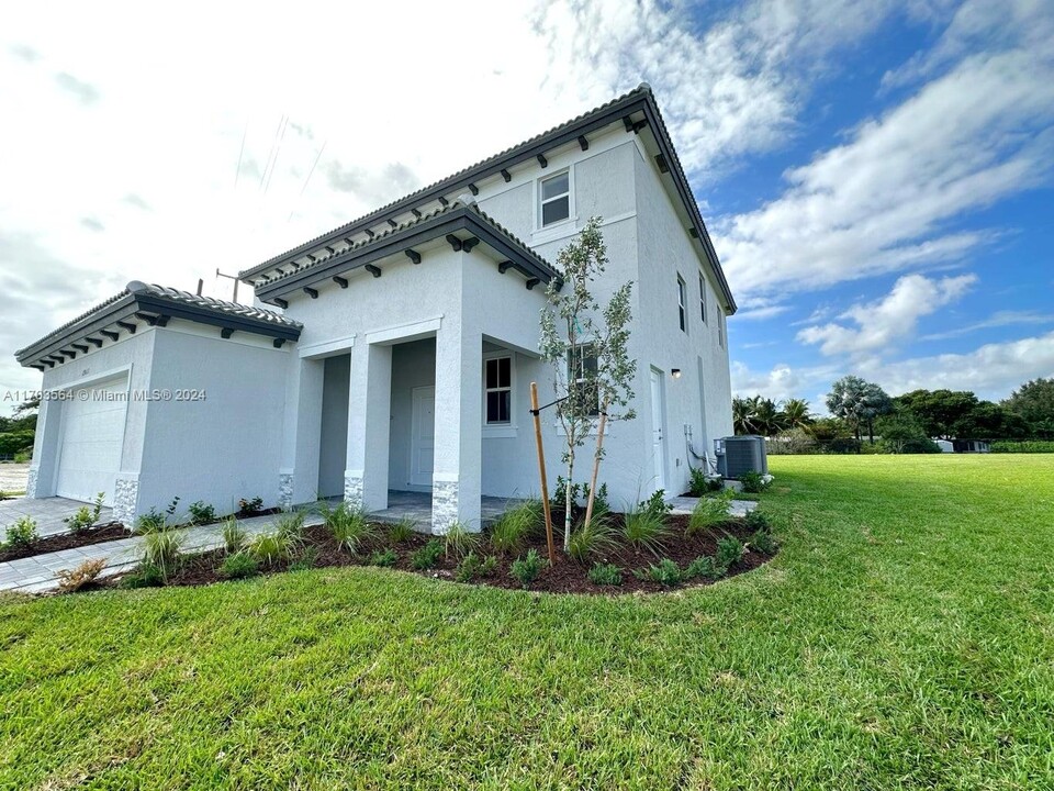 29022 SW 164th Avenue Rd in Homestead, FL - Building Photo