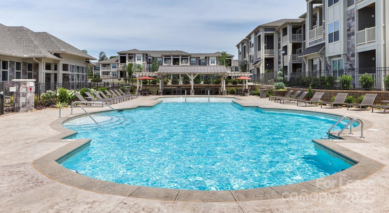 121 Village Green Ln in Mooresville, NC - Building Photo