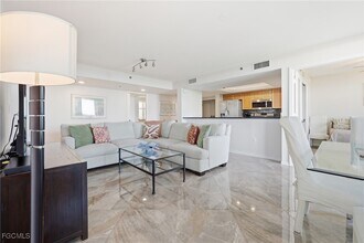 6585 Nicholas Blvd in Naples, FL - Building Photo - Building Photo