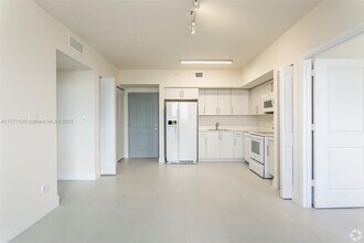 3930 NW 7th St in Miami, FL - Building Photo - Building Photo