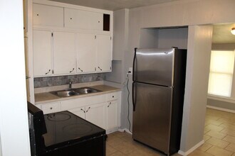 902 NW 99th St in Oklahoma City, OK - Foto de edificio - Building Photo