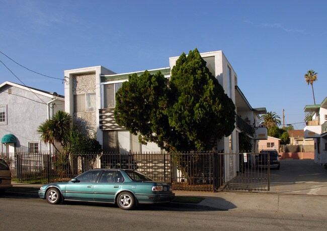 1047 S New Hampshire Ave in Los Angeles, CA - Foto de edificio - Building Photo