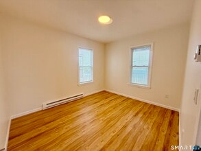 70 Lindley St in Bridgeport, CT - Foto de edificio - Building Photo