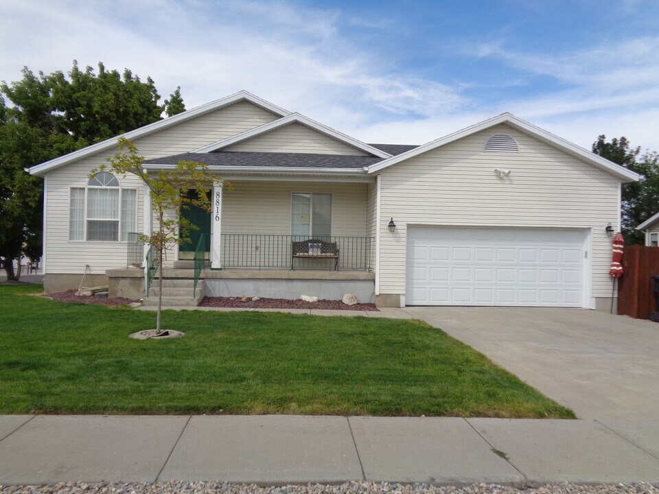 8816 W Florence Dr in Magna, UT - Building Photo