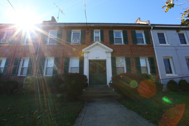 917 Quincy St NE