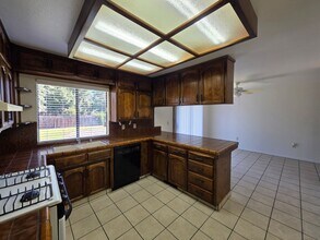 2244 S Divisadero St in Visalia, CA - Building Photo - Building Photo