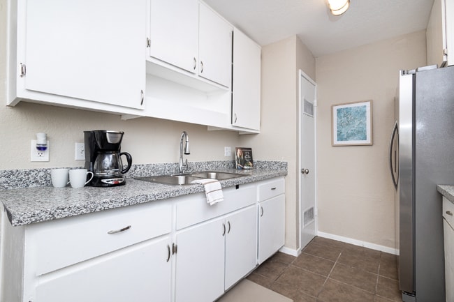 1517 Nogales St in Sacramento, CA - Foto de edificio - Building Photo