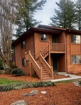 551 Courtwood Ln in Hendersonville, NC - Building Photo