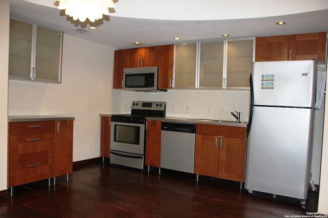 810 E Ashby Pl in San Antonio, TX - Building Photo - Building Photo