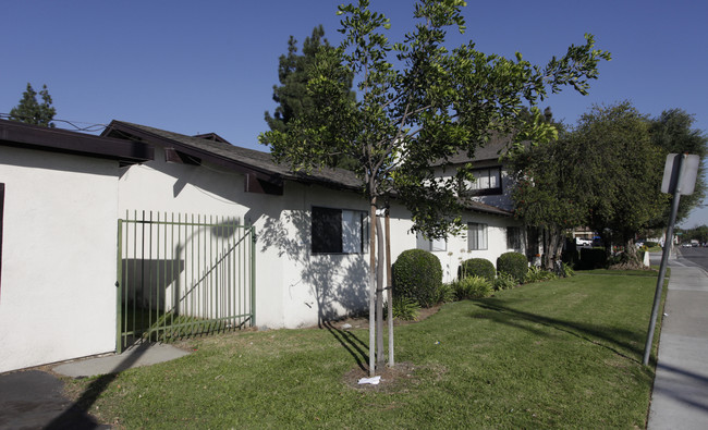 387-395 Sinclair Ave in Upland, CA - Building Photo - Building Photo