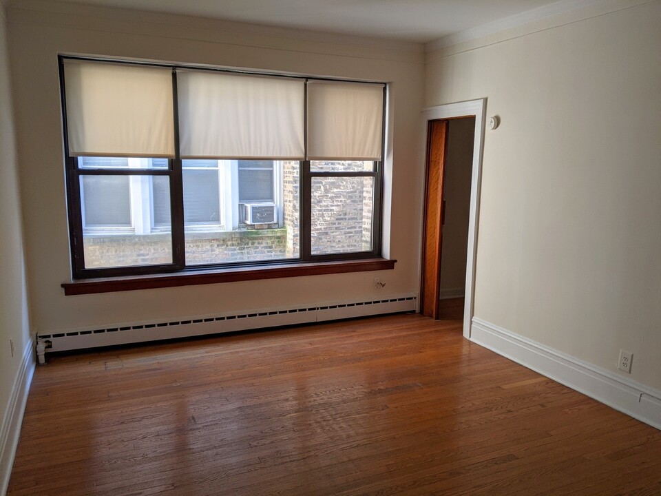 1405 W Jarvis Ave, Unit 2RE in Chicago, IL - Building Photo