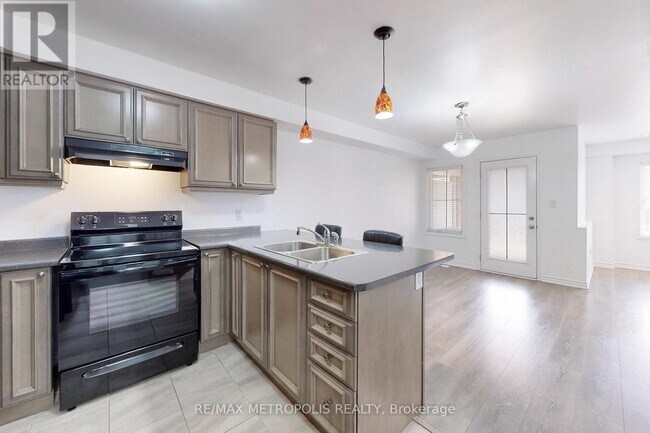 1054 Clipper Ln in Pickering, ON - Building Photo - Building Photo