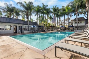 Park Plaza Apartments in Santa Ana, CA - Building Photo