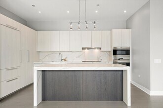 360 W Erie St in Chicago, IL - Building Photo - Building Photo