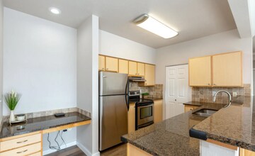 22855 E Country Vista Dr in Liberty Lake, WA - Foto de edificio - Building Photo