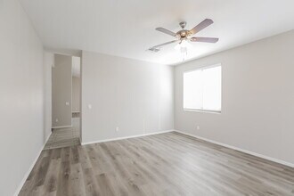 6927 S 37th Glen in Phoenix, AZ - Foto de edificio - Building Photo