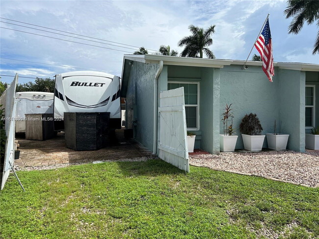 11821 NW 34th Pl in Sunrise, FL - Building Photo - Building Photo