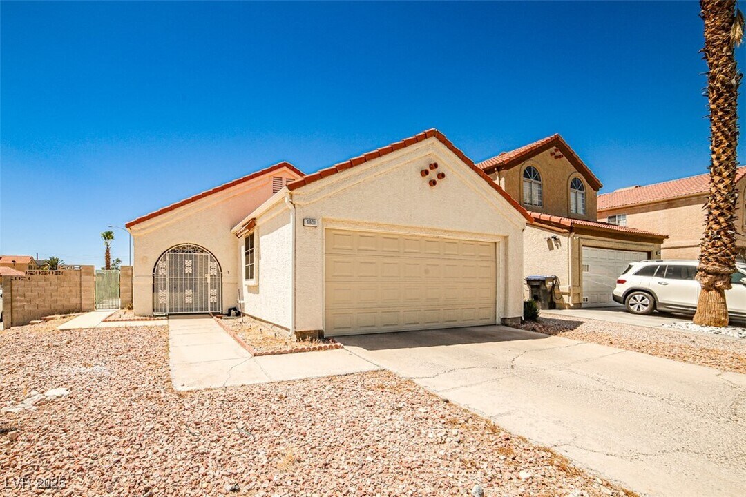 6801 Midpark Cir in Las Vegas, NV - Foto de edificio