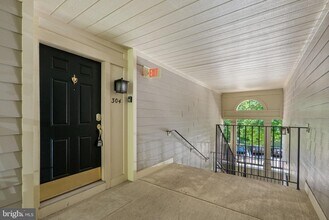 111 Timberbrook Ln in Gaithersburg, MD - Foto de edificio - Building Photo