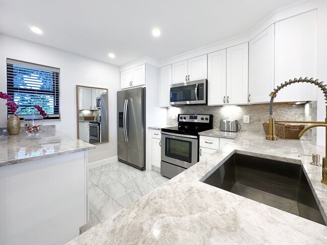 4800 Bayview Dr in Fort Lauderdale, FL - Foto de edificio - Building Photo