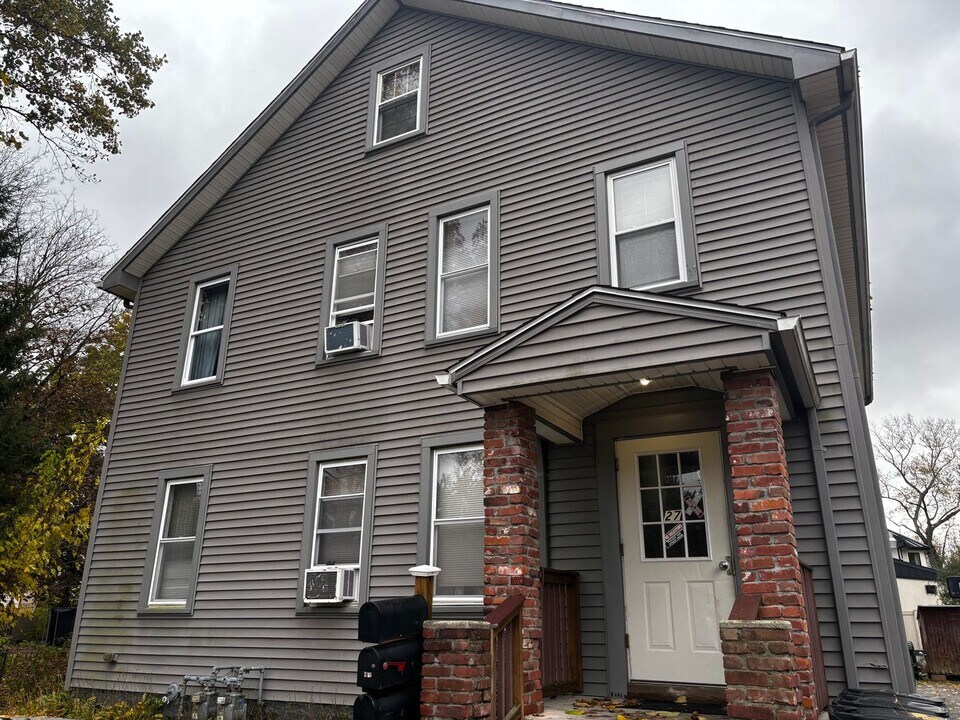 27 Linda Ave in Chicopee, MA - Building Photo