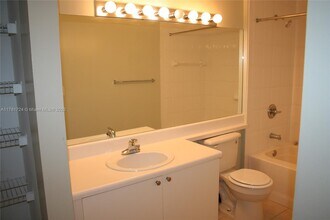 7930 N Nob Hill Rd in Tamarac, FL - Building Photo - Building Photo