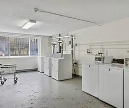 74 Kent St, Unit 35 in Brookline, MA - Foto de edificio - Building Photo