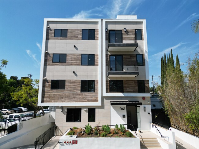 941 N Martel Ave in Los Angeles, CA - Building Photo - Building Photo