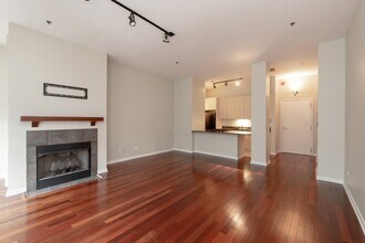 130 S Canal St, Unit 810 in Chicago, IL - Building Photo - Building Photo