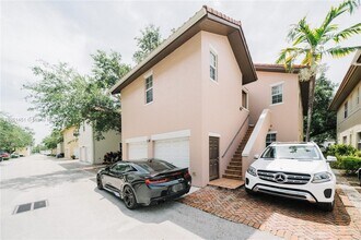 483 Menendez Ave in Miami, FL - Foto de edificio - Building Photo