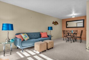 680 N Ashurst Ct in Palm Springs, CA - Building Photo