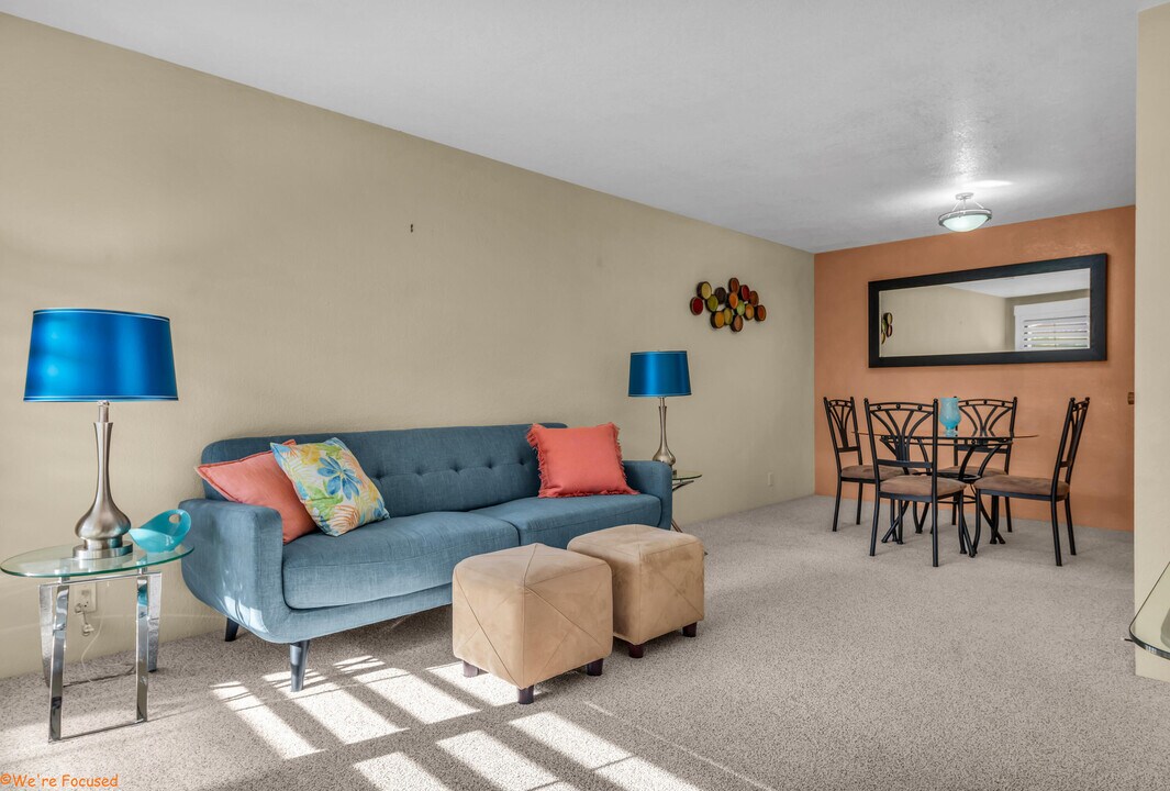 680 N Ashurst Ct in Palm Springs, CA - Building Photo