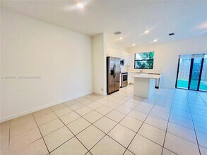 11845 SW 247th Ter in Princeton, FL - Foto de edificio - Building Photo