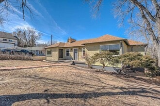 2022 Woodburn St, Unit The Emperor Upstairs #1 in Colorado Springs, CO - Foto de edificio - Building Photo
