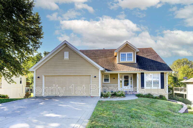 1721 Collins Dr in Platte City, MO - Building Photo