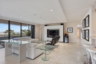 2 Grove Isle Dr in Miami, FL - Building Photo - Building Photo