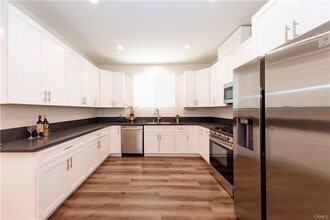 22849 Macfarlane Dr in Woodland Hills, CA - Foto de edificio - Building Photo