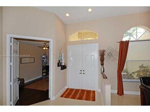 896 Marina Dr in Weston, FL - Foto de edificio - Building Photo