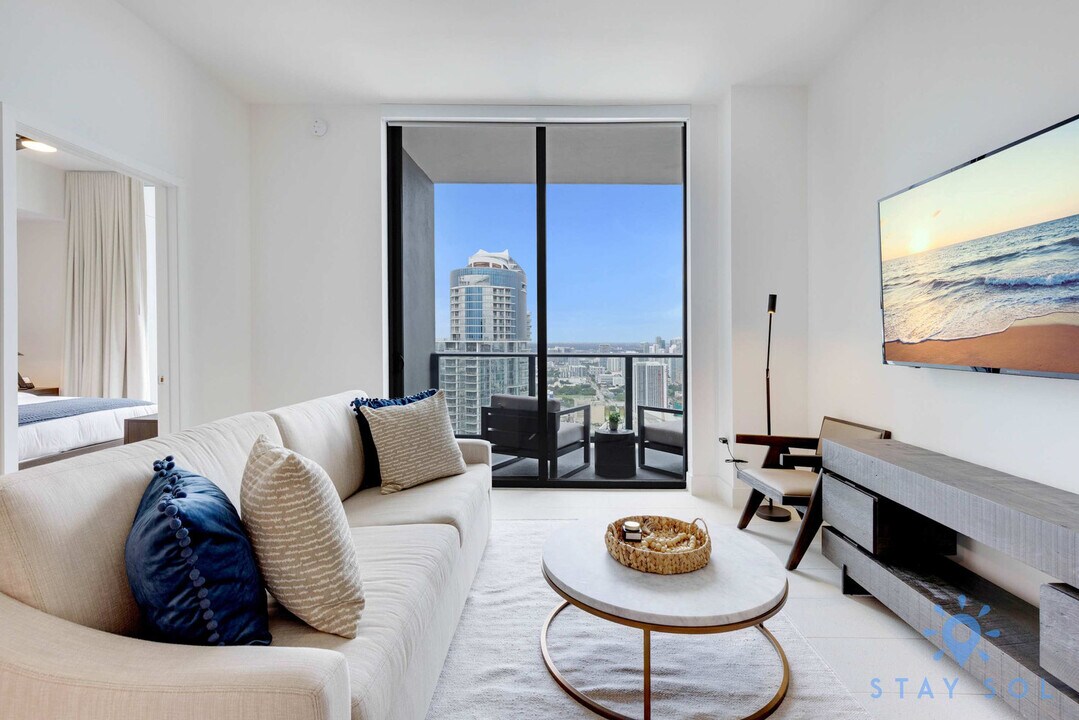 601 NE 1st Ave in Miami, FL - Building Photo