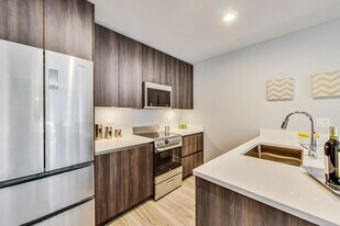 300 division in Chicago, IL - Building Photo