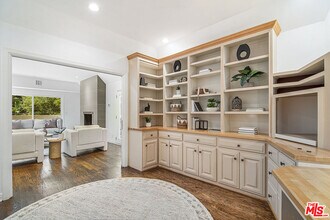 8155 Willow Glen Rd in Los Angeles, CA - Building Photo - Building Photo