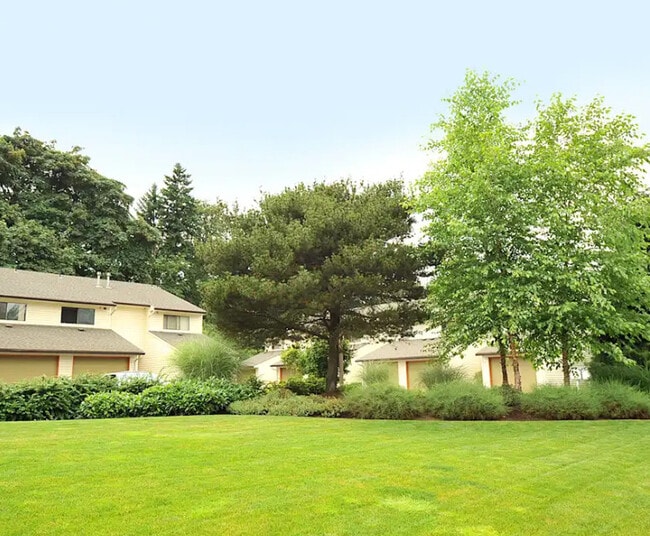 Los Verdes Townhomes in Gladstone, OR - Building Photo - Building Photo