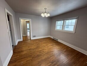 909 University Dr N, Unit #2 in Fargo, ND - Foto de edificio - Building Photo