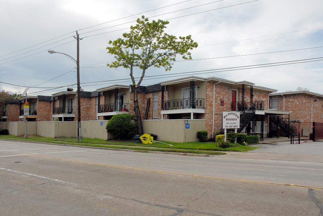 MacArthur Park Apartments in Houston, TX - Building Photo