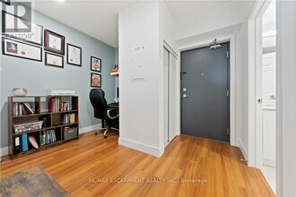 1 Wellington St in Brantford, ON - Building Photo - Building Photo