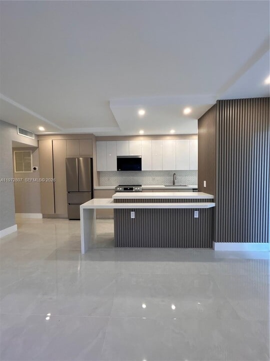 2430 NE 135th St in North Miami, FL - Building Photo